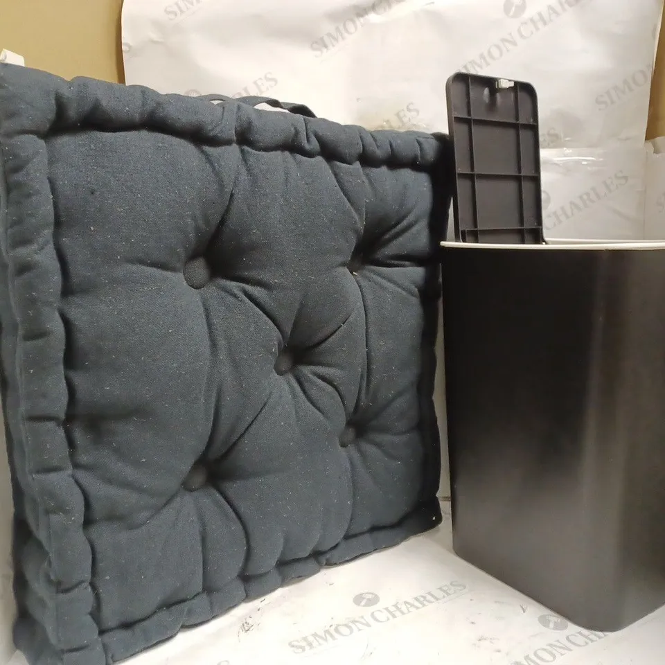 BOX OF 4 ASSORTED ITEMS TO INCLUDE A SMALL PLASTIC WASTE BIN, BOOSTER CUSHION, ETC. 