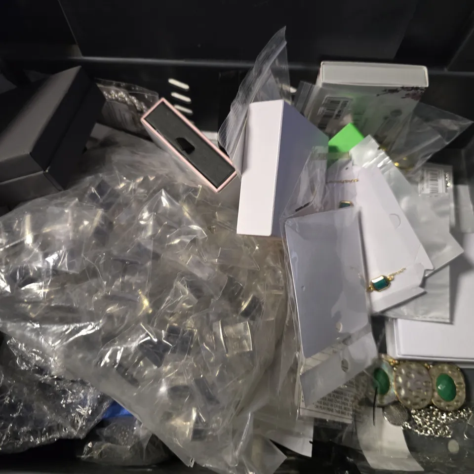 APPROXIMATELY 15 ASSORTED JEWELLERY ITEMS TO INCLUDE - NECKLACE , EARRINGS , WATCH ETC