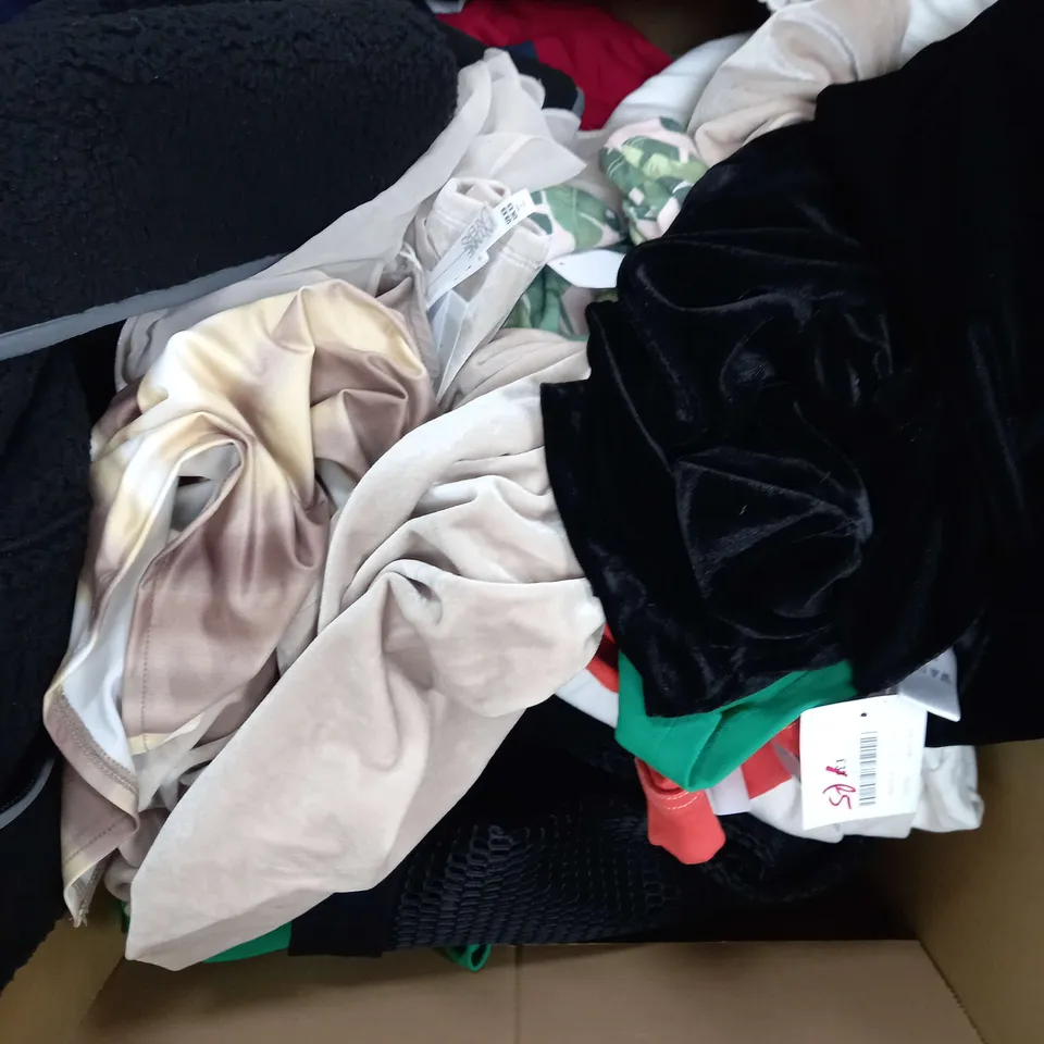 APPROXIMATELY 30 ASSORTED CLOTHING PRODUCTS IN VARIOUS STYLES & SIZES TO INCLUDE TROUSERS, DRESSES, JACKETS ETC 