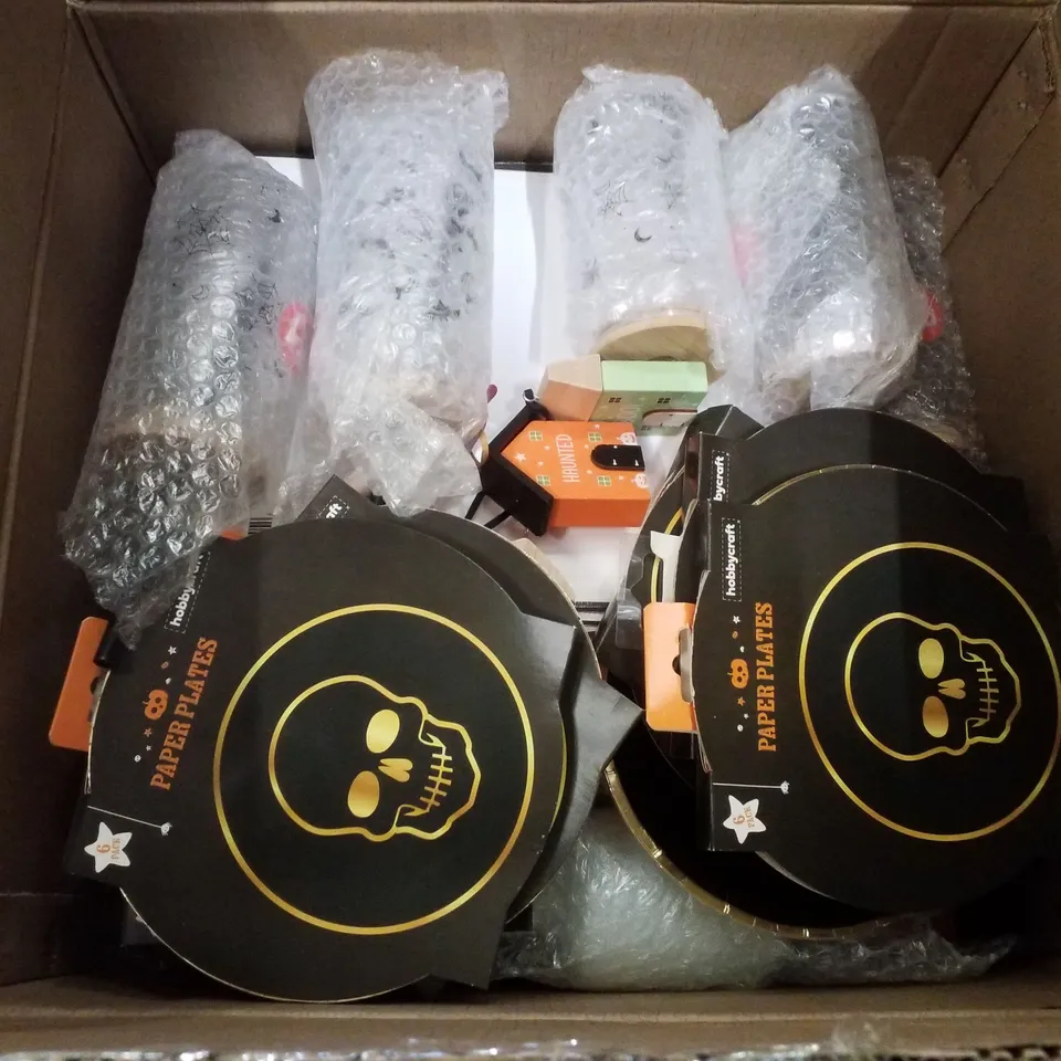 PALLET CONTAINING ASSORTED HALLOWEEN DECORATIONS & PRODUCTS INCLUDING PLUSH PUMPKINS, PAPER CUPS, SILICONE BAT MOULDS, MACHE PUMPKINS & GLASS PUMPKINS WITH LED