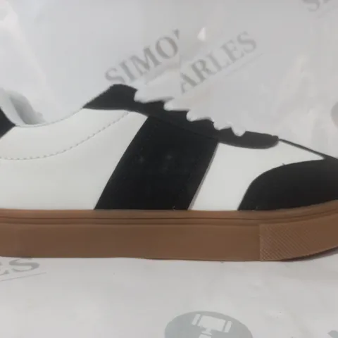 BOXED PAIR OF DESIGNER KIDS SHOES IN BLACK/WHITE EU SIZE 34