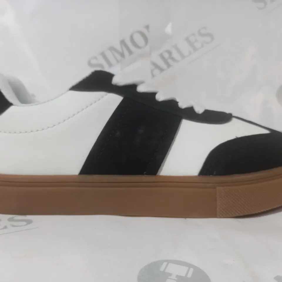 BOXED PAIR OF DESIGNER KIDS SHOES IN BLACK/WHITE EU SIZE 34