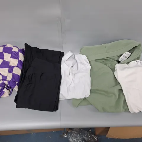 BOX OF APPROXIMATELY 5 ASSORTED CLOTHING ITEMS TO INCLUDE; LEGGINGS, TOPS, JUMPERS ETC