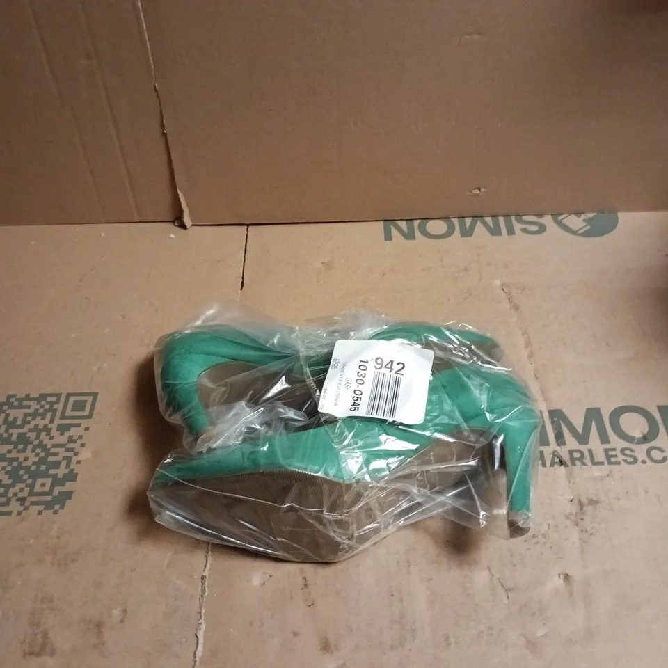 BOX OF APPROXIMATELY 15 ASSORTED CLOTHING ITEMS TO INCLUDE UNDERWEAR, SHOES ETC