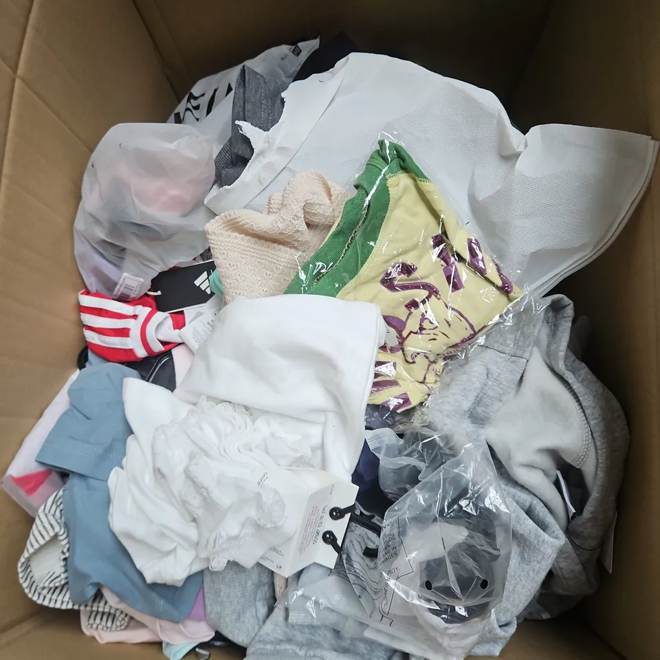 BOX OF APPROXIMATELY 30 ASSORTED KIDS CLOTHING ITEMS TO INCUDE - PYJAMAS, HAT, TOPS, ETC