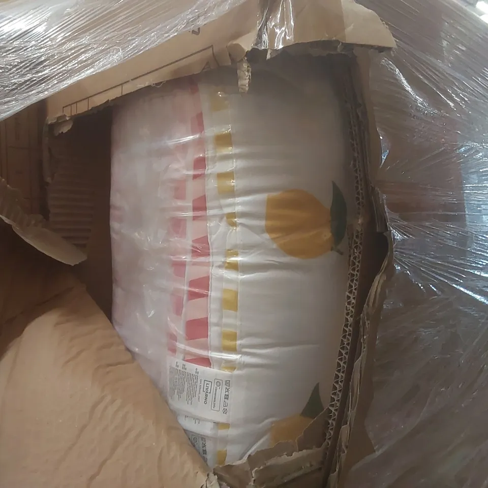 PALLET CONTAINING A LARGE QUANTITY OF ASSORTED OUTDOOR CUSHIONS