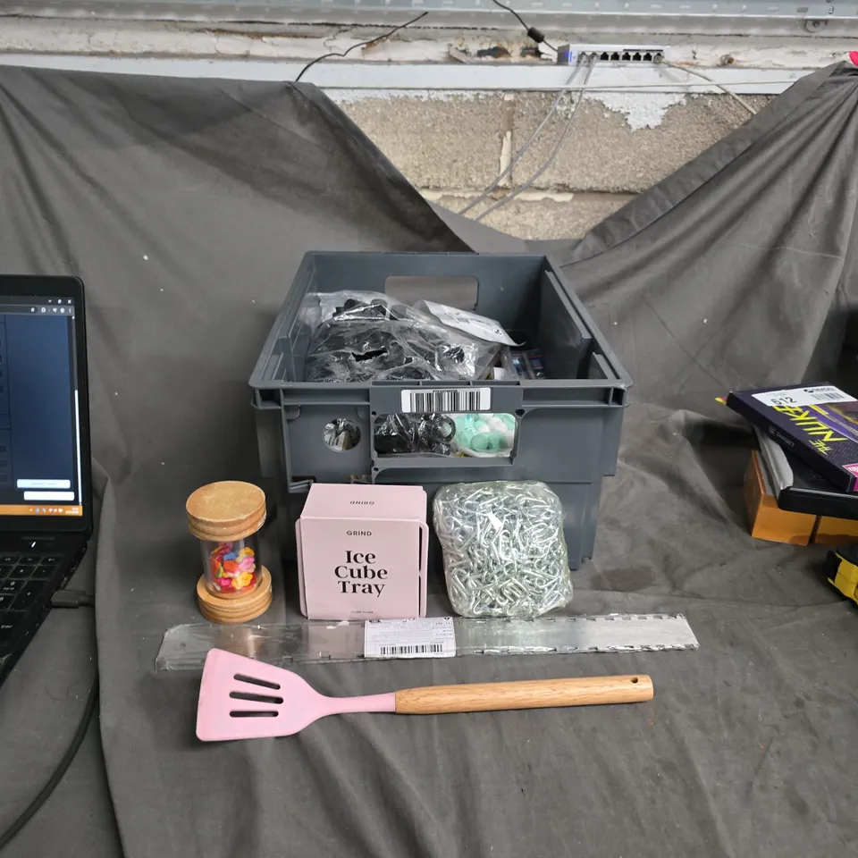 APPROXIMATLEY 25 ITEMS INCLUDING AN ICE CUBE TRAY BUTTONS A BUILDERS RULERS PLUS VARIOUS HOUSEHOLD ITEMS .