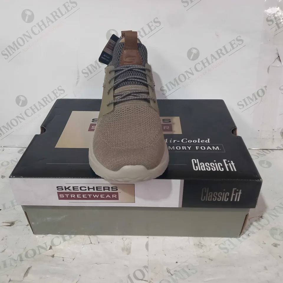 BOXED PAIR OF SKECHERS CLASSIC FIT MEMORY FOAM TRAINERS IN KHAKI UK SIZE 8