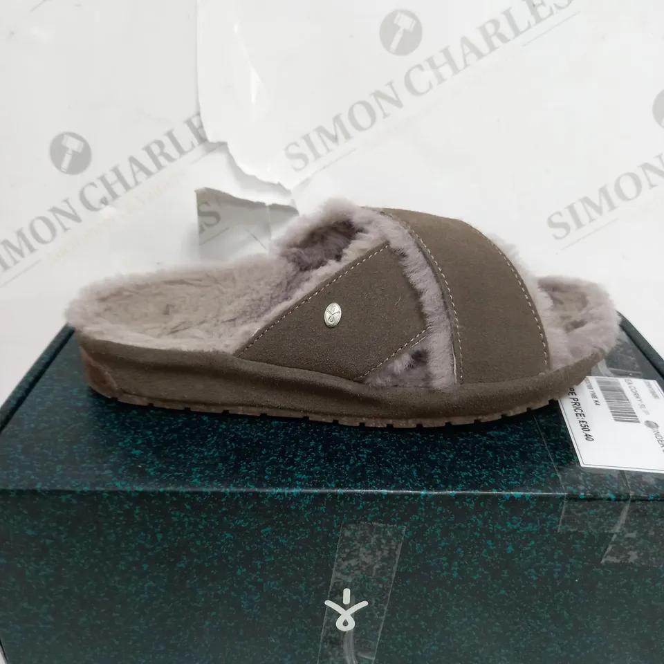BOXED EMU AUSTRALIA CORKY SLIPPERS IN GREY - SIZE 4