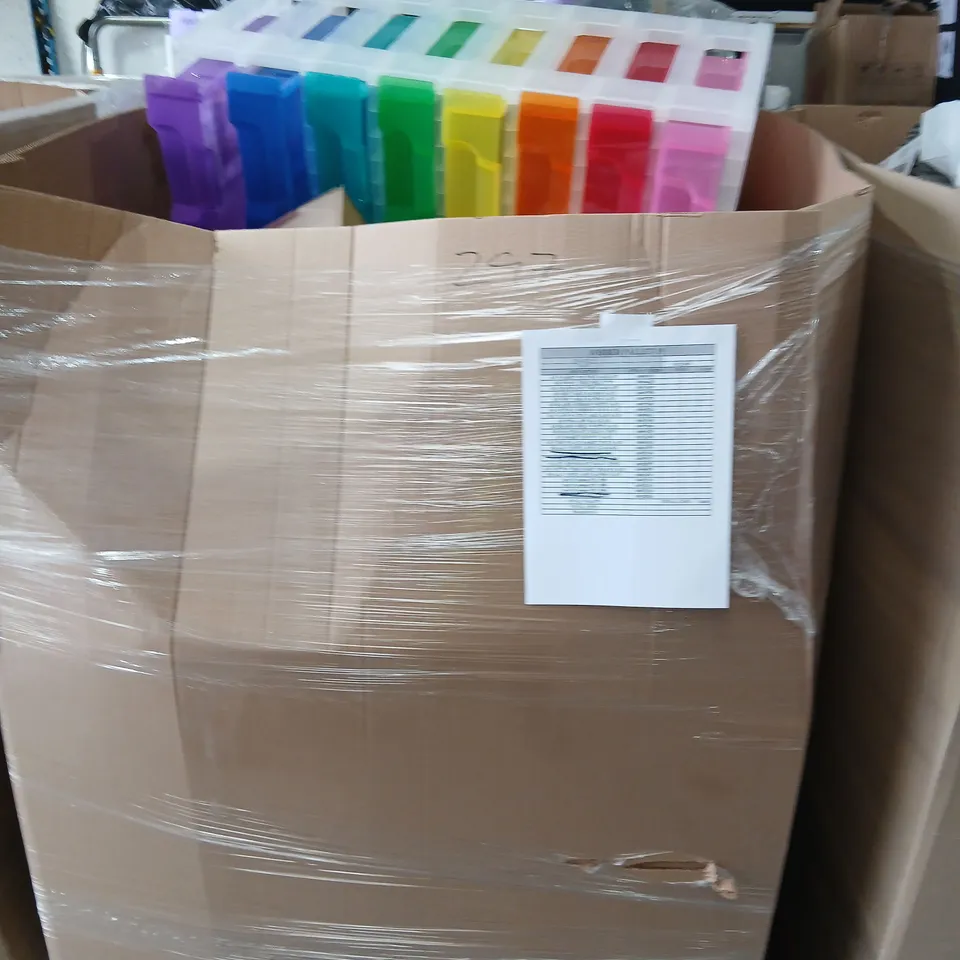 PALLET OF APPROXIMATELY 19 ASSORTED PRODUCTS TO INCLUDE; WARREN FIR TREE, SIDE TABLE, BEADED MIRROR, ROASTER SET, STACEY DINNER SET, REALLY USEFUL BOX AND YARD CUSHION