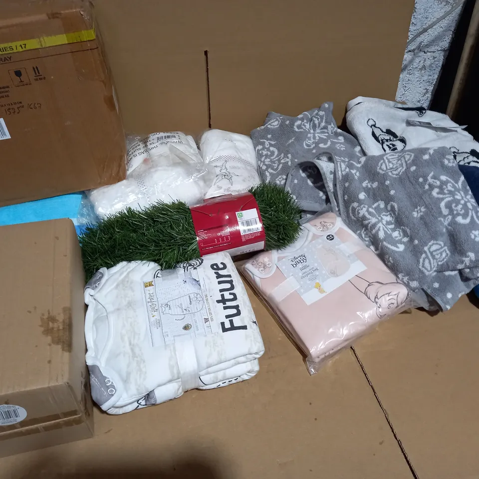 12 ASSORTED TIEMS TO INCLUDE: GH GOLD TRAYS, THROWS, HARRY POTTER SLEEPING BAG ETC 