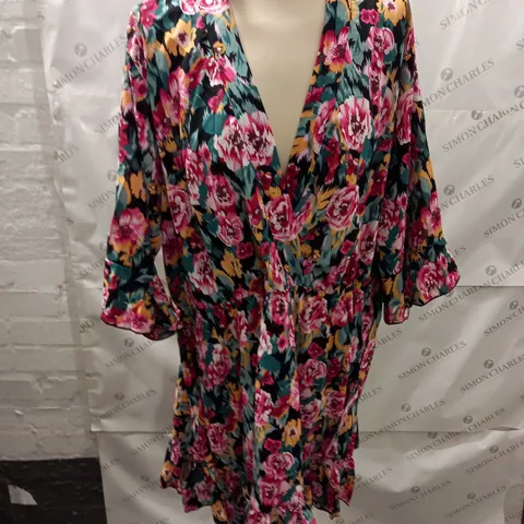 BOOHOO PLUS FLORAL WRAP BELTED DRESS - 18
