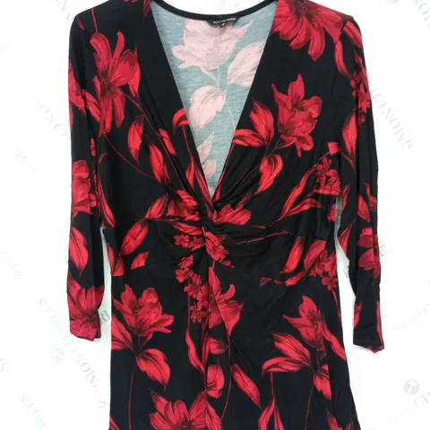 ROMAN PETITE KNOT FRONT TOP IN FLORAL DESIGN IN RED/BLACK - SIZE 16