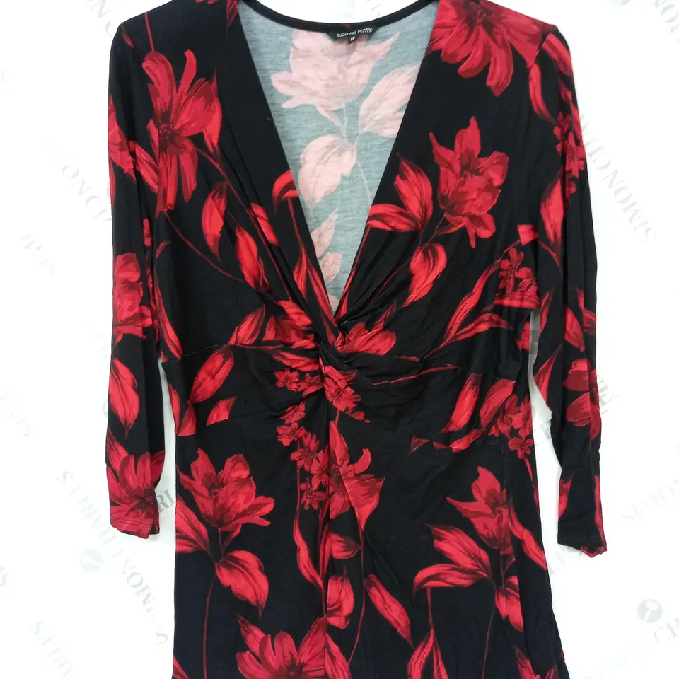 ROMAN PETITE KNOT FRONT TOP IN FLORAL DESIGN IN RED/BLACK - SIZE 16