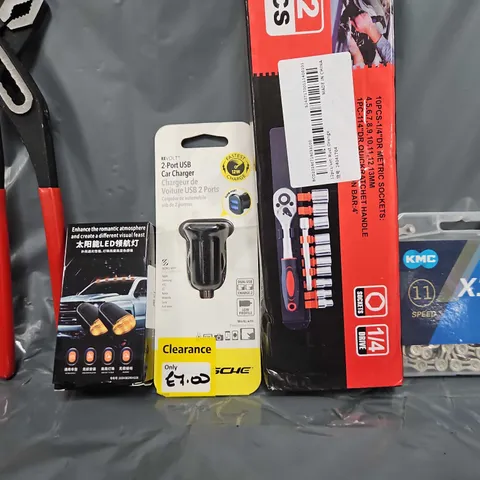 TOTE OF APPROXIMATELY 12 ASSORTED VEHICLE ITEMS TO INCLUDE - 2 PORT USB CAR CHARGER , METRIC SOCKET ETC