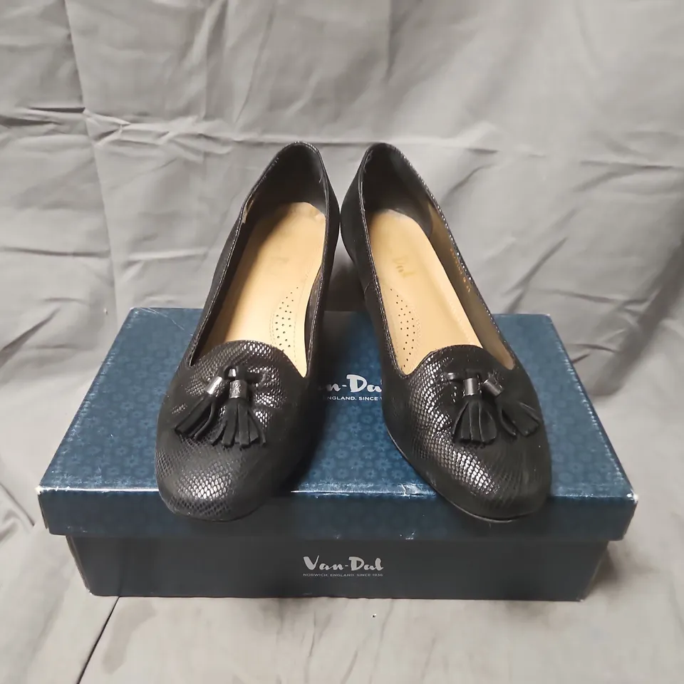 BOXED VAN-DAL ANDERSON BLACK REPTILE PRINT / PATENT LEATHER LOAFERS – UK 5, D
