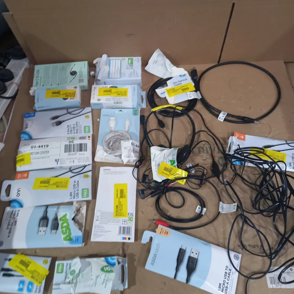 LOT OF APPROX 20 ASSORTED TECH ITEMS TO INCLUDE EARPHONES, CHARGING CABLES, HDMI CABLES ETC