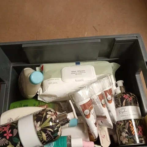 BOX OF APPROXIMATELY 10 ASSORTED BEAUTY PRODUCTS INCLUDING BAYLIS & HARDING ROYALE GARDEN HAND WASH, PALMERS COCONUT HYDRATE CREAM AND AVEENO BABY MOISTURISING LOTION