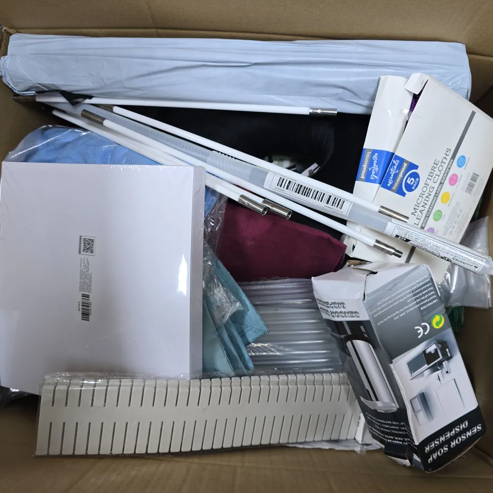 APPROXIMATELY 20 ASSORTED HOUSEHOLD ITEMS TO INCLUDE SOLAR BEE FAIRY LIGHTS, KOOOKS KITCHEN TOWELS, BUTYL WATERPROOF TAPE, ETC