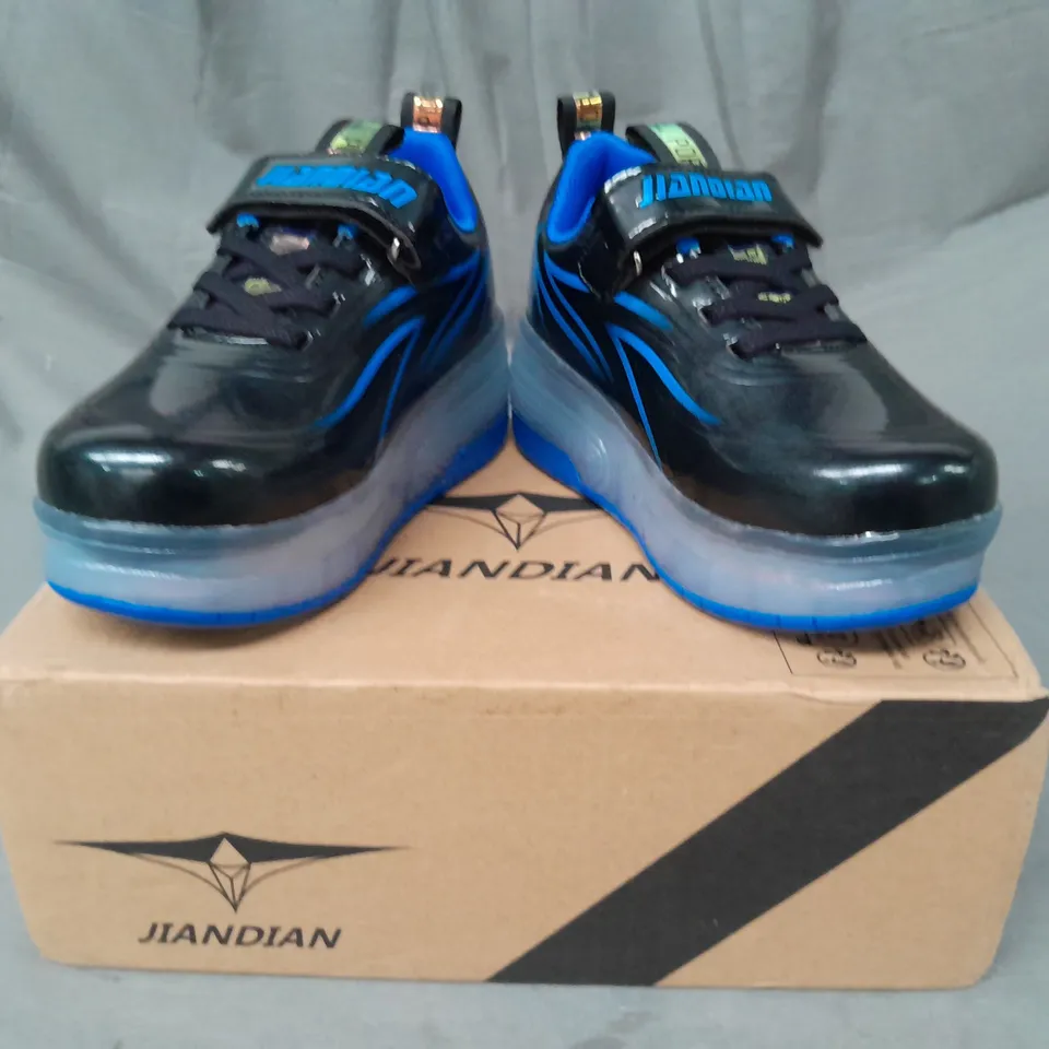 BOXED PAIR OF JIANDIAN WHEELED TRAINERS IN BLACK/BLUE EU SIZE 30