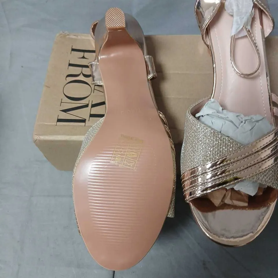 WOMEN'S ROSE GOLD METALLIC STRAPPY WEDGE SANDALS – UK 7