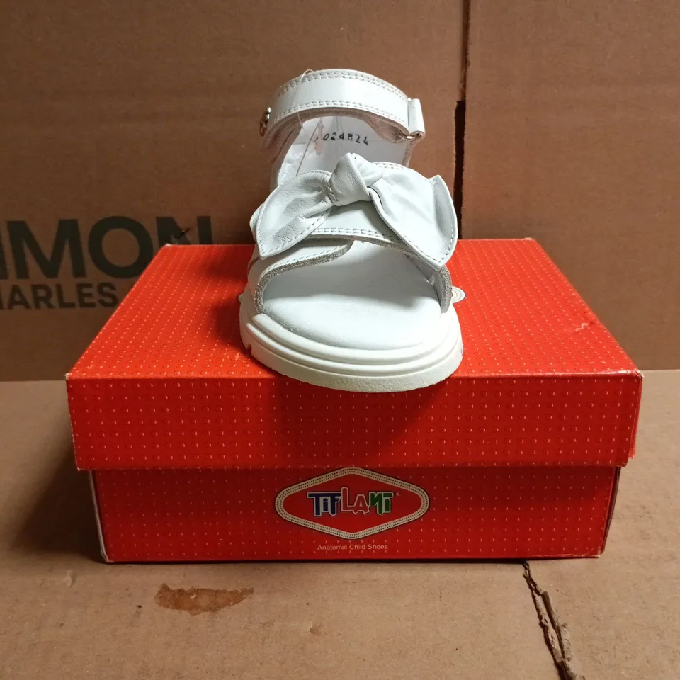 BOXED PAIR OF TIFLANI KID'S OPEN TOE SANDALS IN WHITE SIZE EU 25
