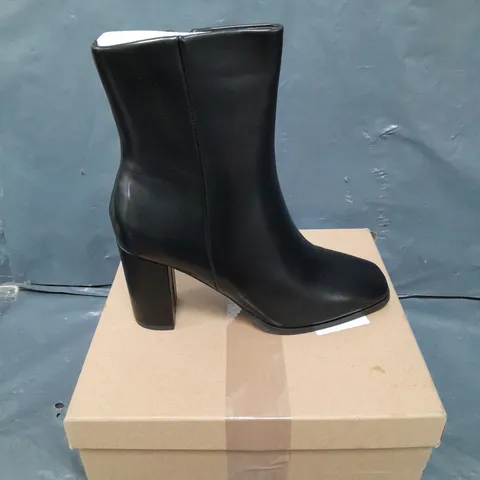 BOXED PAIR OF ELISABET TANG BOOTS IN BLACK - 5.5