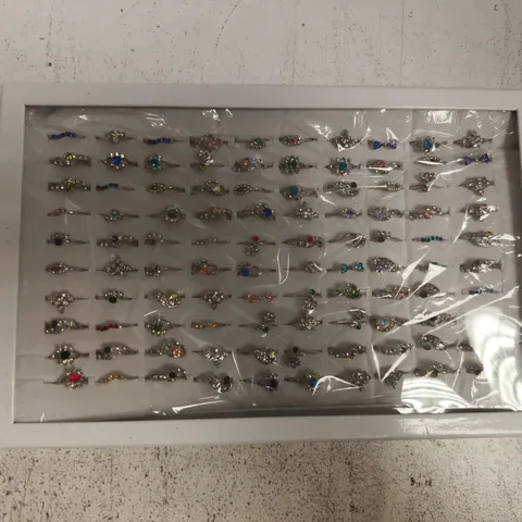 APPROXIMATELY 30 ASSORTED JEWELLERY ITEMS - COLLECTION ONLY