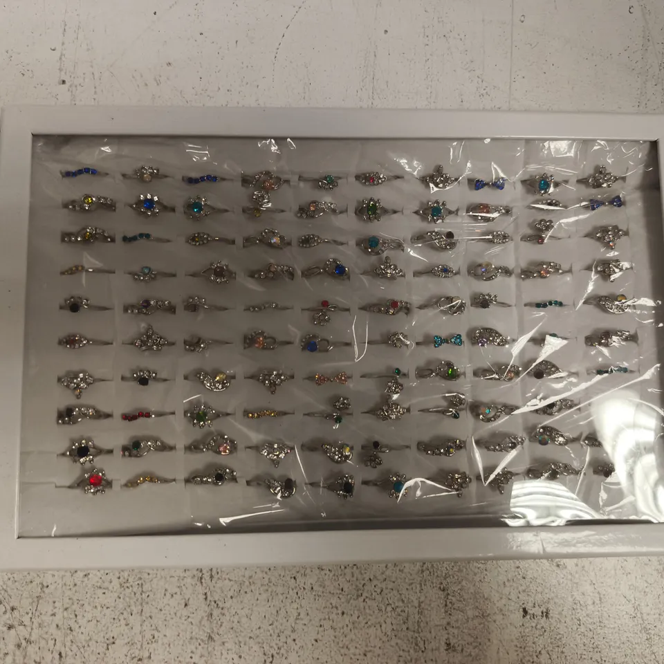APPROXIMATELY 30 ASSORTED JEWELLERY ITEMS - COLLECTION ONLY