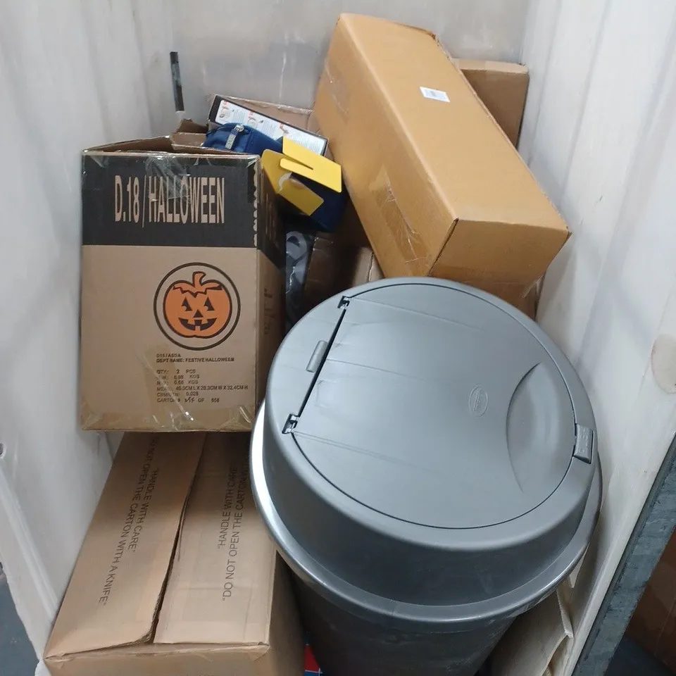 APPROXIMATELY 10 ASSORTED ITEMS TO INCLUDE PLASTIC BIN, WOODEN TREE, SLIME KIT, ETC - COLLECTION ONLY