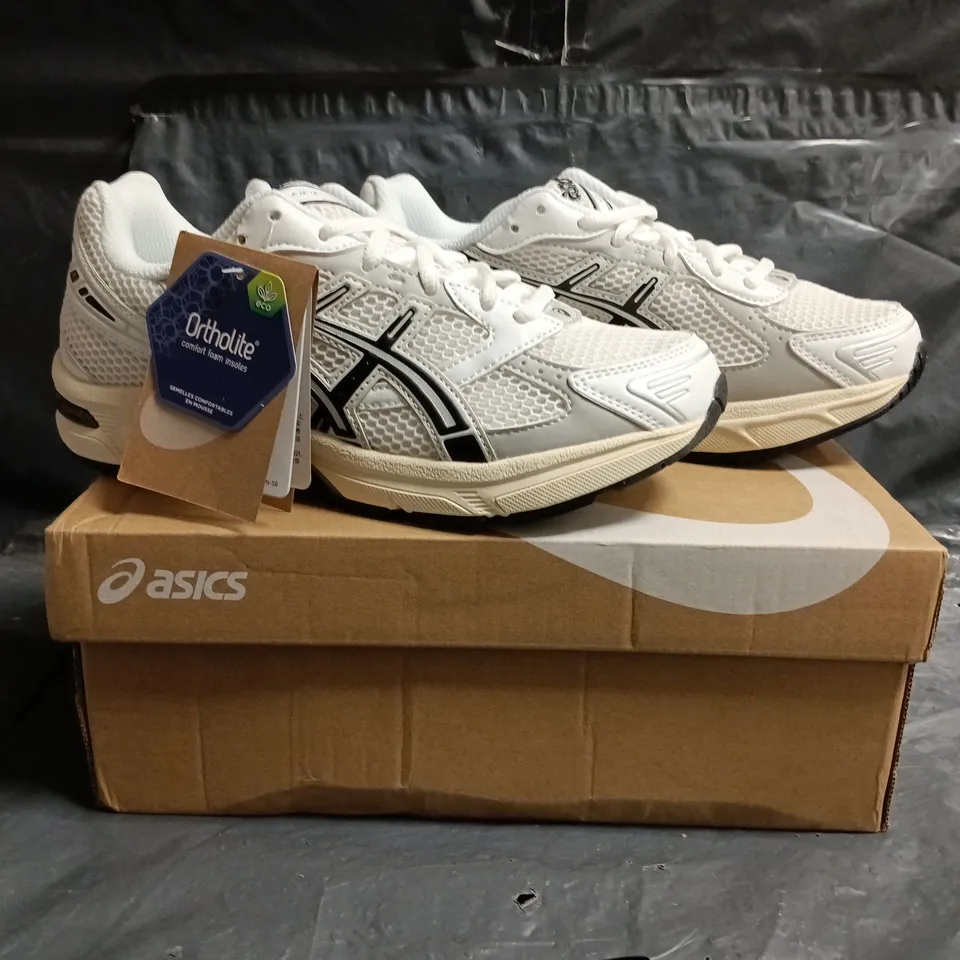 BOXED PAIR OF ASICS GEL-1130 TRAINERS IN WHITE/SILVER SIZE UK 5.5