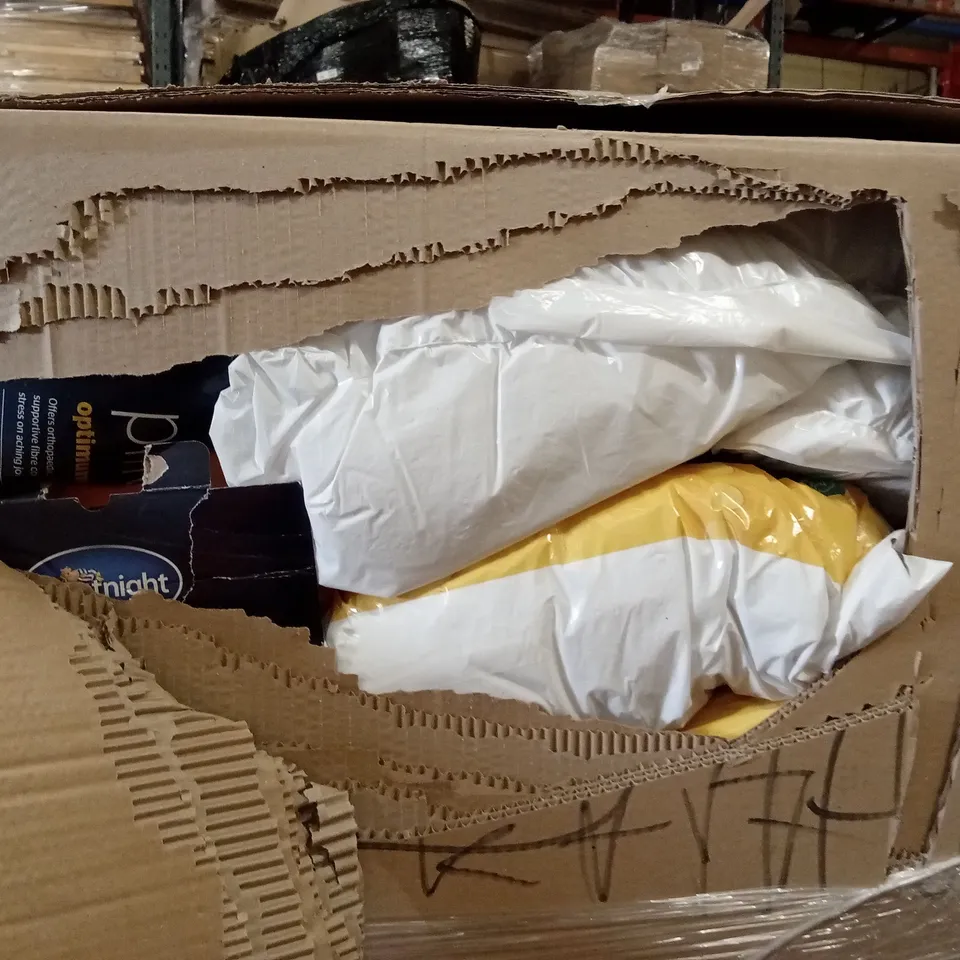 PALLET CONTAINING A LARGE QUANTITY OF BEDDING PRODUCTS
