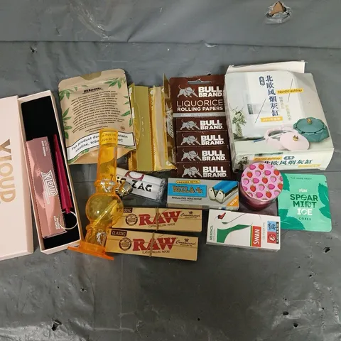 TOTE OF APPROX 20 ASSORTED SMOKING ACCESSORIES TO INCLUDE - ROLLING PAPERS - ASHTRAY - FILTERS - ETC - COLLECTION ONLY