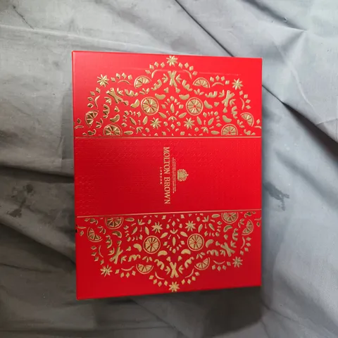 BOX OF APPROXIMATELY 12 ASSORTED ITEMS TO INCLUDE: MOLTON BROWN SOAP SET AND ELECTRIC TOOTHBRUSH