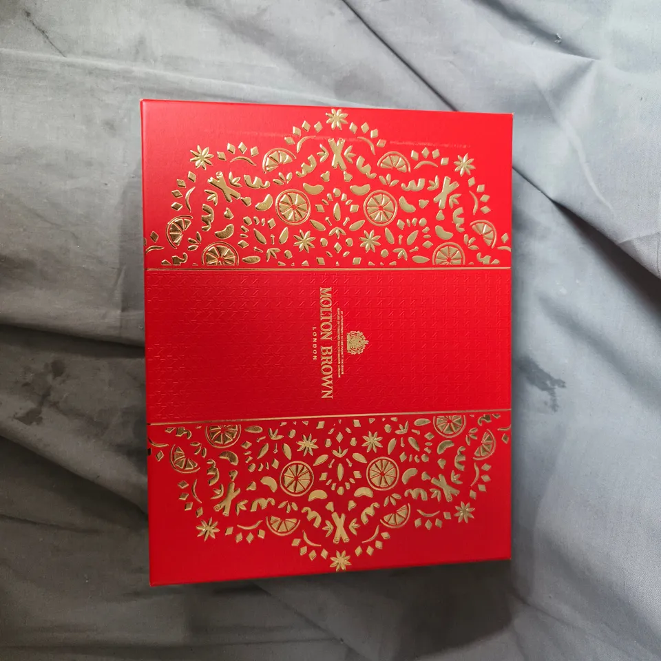 BOX OF APPROXIMATELY 12 ASSORTED ITEMS TO INCLUDE: MOLTON BROWN SOAP SET AND ELECTRIC TOOTHBRUSH