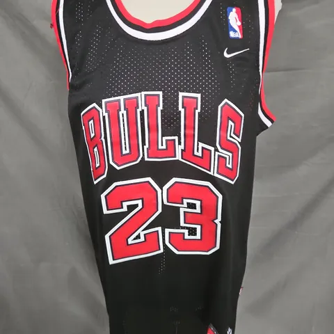 NIKE BULLS BASKETBALL JERSET IN BLACK/RED SIZE XL