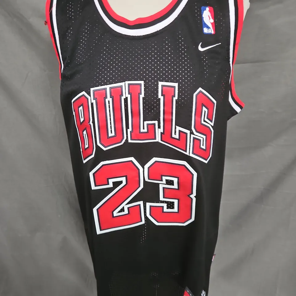 NIKE BULLS BASKETBALL JERSET IN BLACK/RED SIZE XL