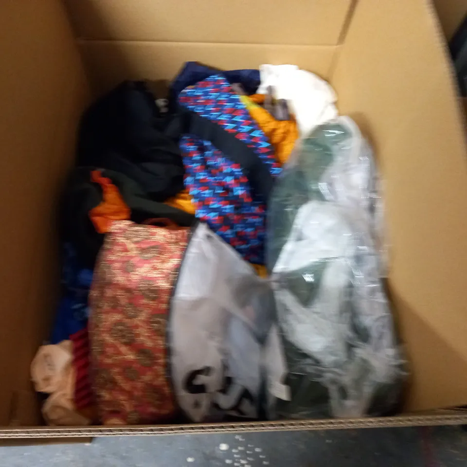 LARGE QUANTITY OF ASSORTED CLOTHING ITEMS TO INCLUDE BODEN, CHIC ME AND HISDERN