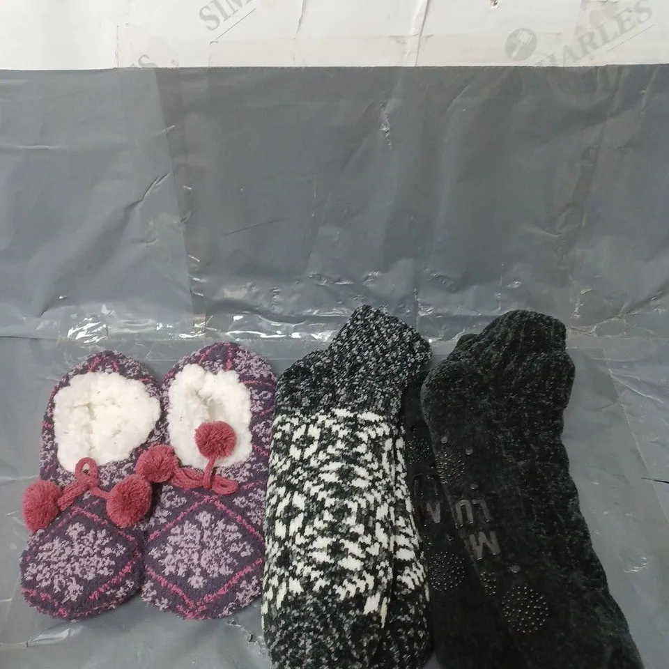 APPROXIMATELY 10 PAIRS OF MUK LUKS SLIPPER SOCKS