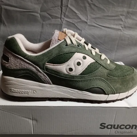 BOXED PAIR OF SAUCONY ORIGINALS GREEN SUEDE TRAINERS – UK SIZE 8