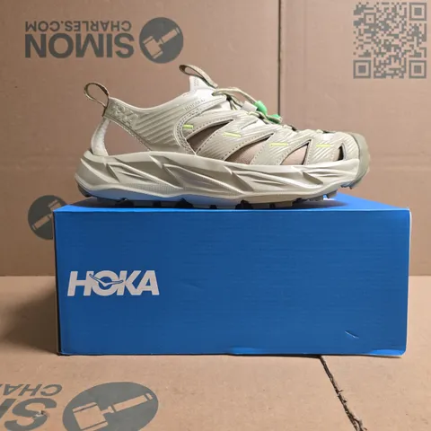 BOXED PAIR OF HOKA HOPARA SANDALS IN PALE GREEN SIZE UK 6.5