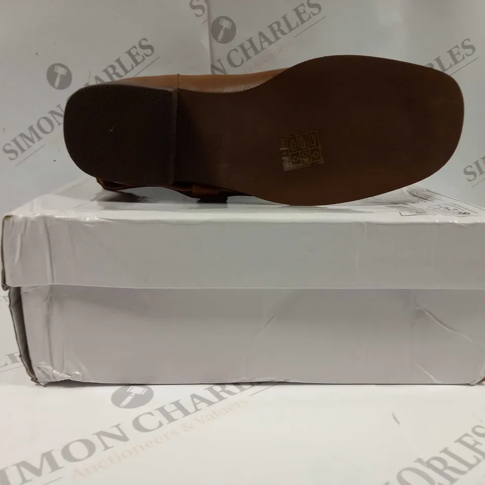 BOXED PAIR OF COWBOY BOOTS UK SIZE 6.5
