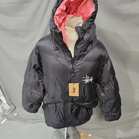 STÜSSY PUFFER JACKET – BLACK WITH PINK INTERIOR – SIZE M