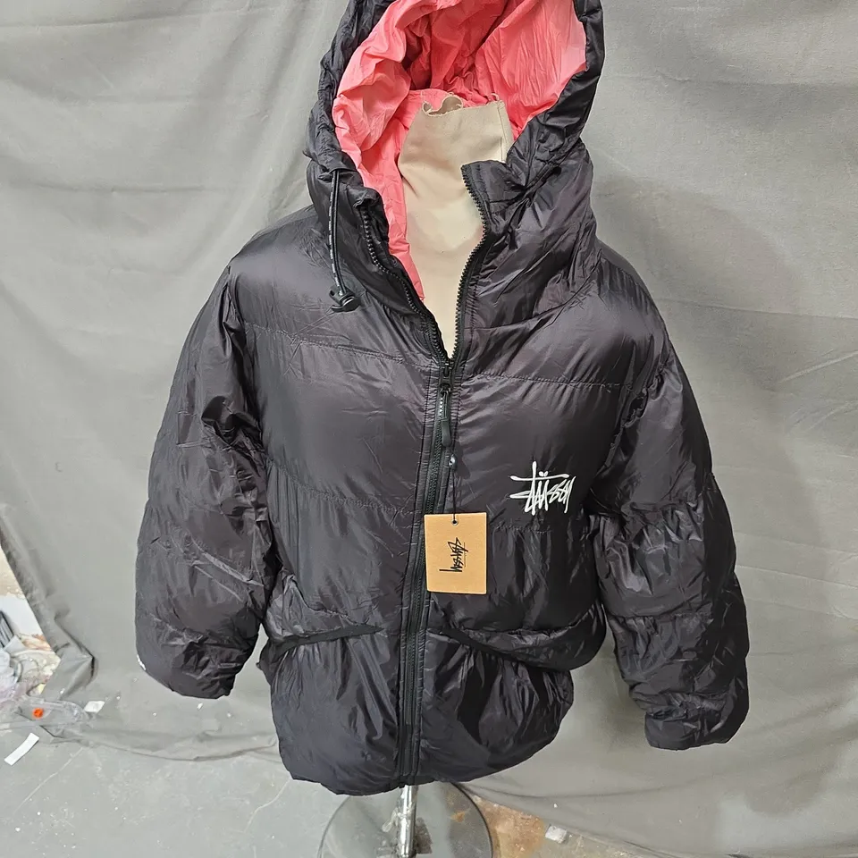 STÜSSY PUFFER JACKET – BLACK WITH PINK INTERIOR – SIZE M