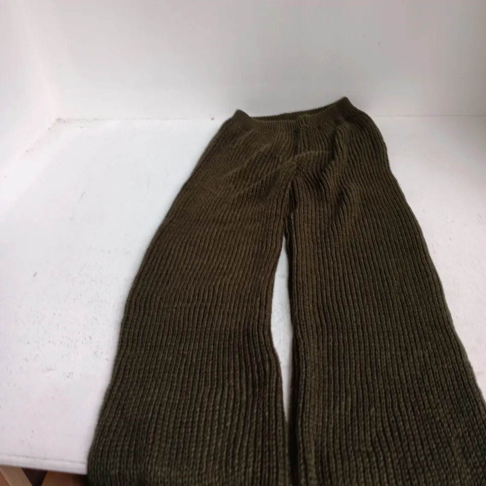BOX OF APPROXIMATELY 20 ASSORTED ITEMS TO INCLUDE: GREEN KNIT PANTS 