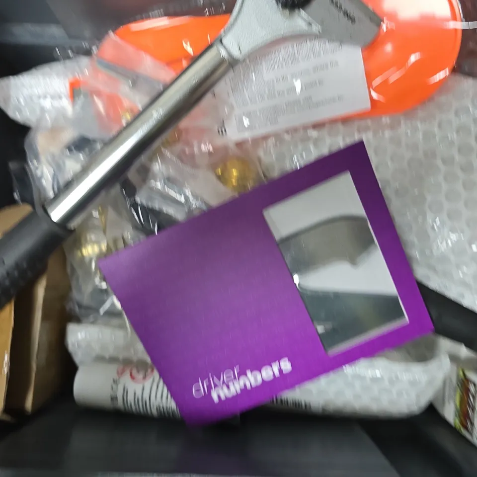 APPROXIMATELY 18 ASSORTED HOUSEHOLD ITEMS TO INCLUDE POLISHED BRASS SPIRAL CABINET KNOB, PRITT STICK, GOLD COLOUR METAL CUTLERY, ETC