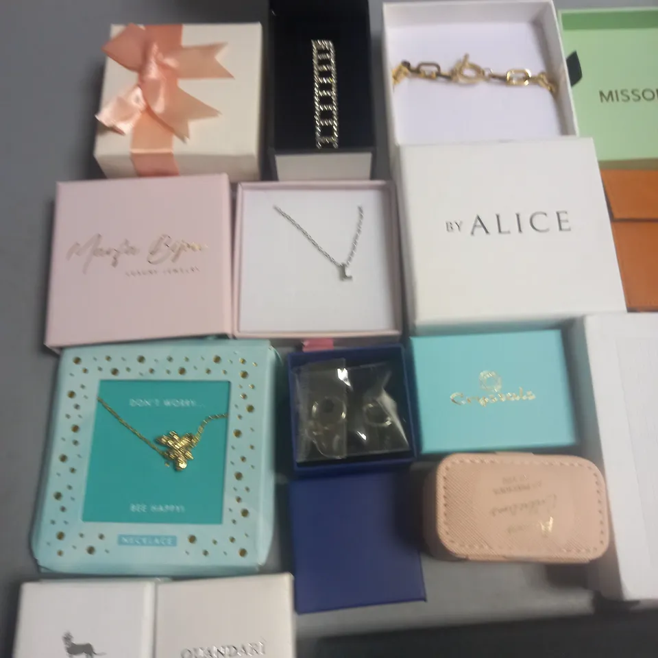 LOT OF 17 ASSORTED BOXED JEWELLERY ITEMS TO INCLUDE MISSOMA, CELINE PARIS AND BY ALICE