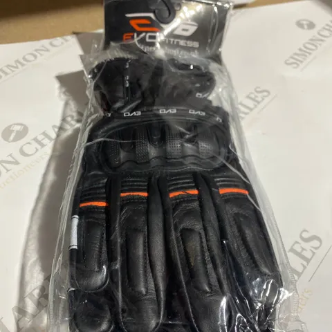 BAGGED PAIR OF EVOFITNESS GROUP MOTORCYCLE GLOVES 