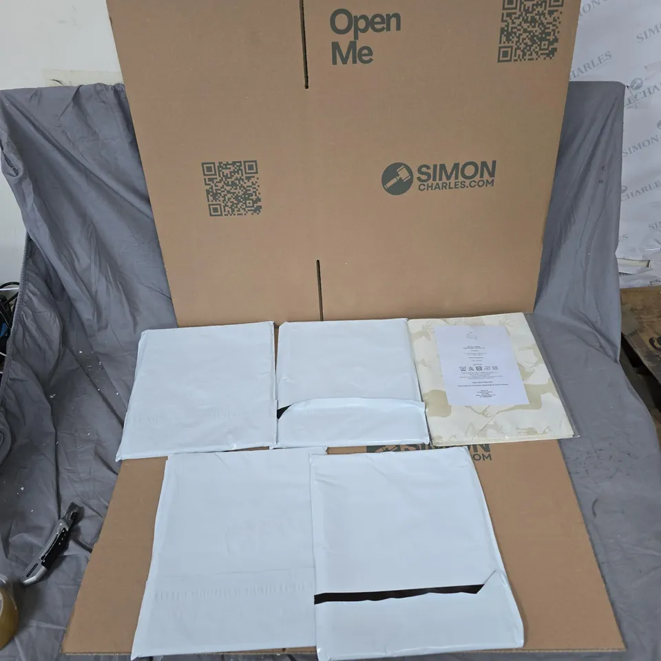 5X GOLD REINDEER TABLE RUNNERS (APPROXIMATELY 31X190CM)