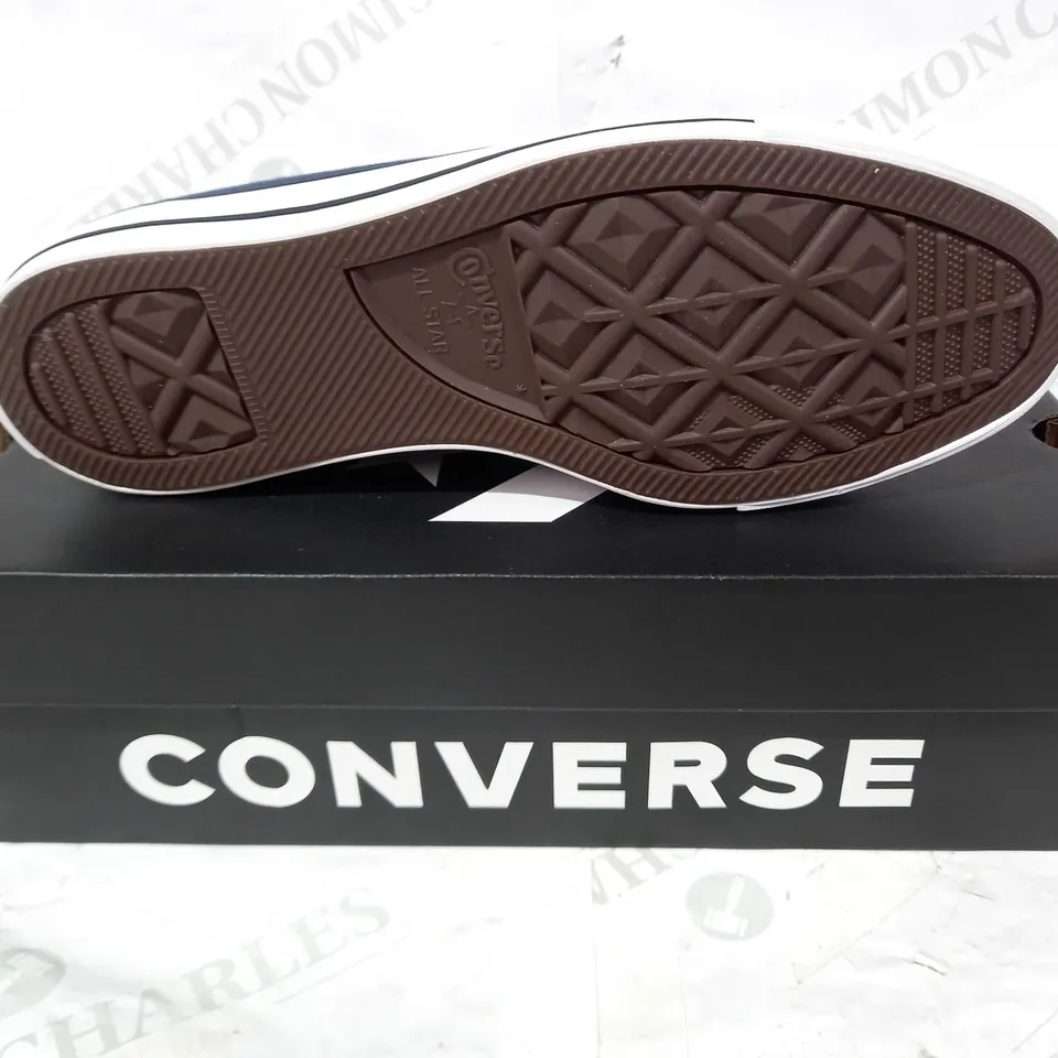 BOXED PAIR OF CONVERSE ALL STAR SHOES IN NAVY/WHITE UK SIZE7.5
